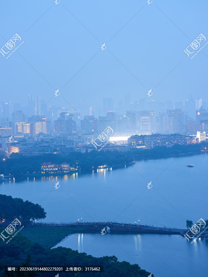 西湖断桥与城市夜景