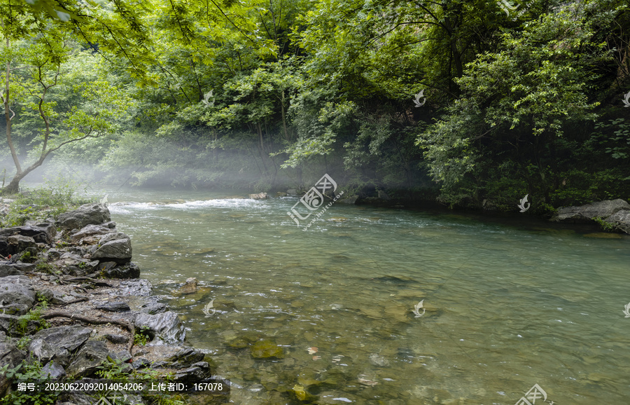 山涧溪流