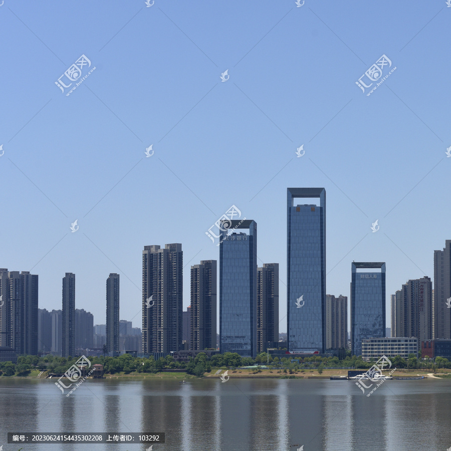长沙湘江江畔的现代建筑群
