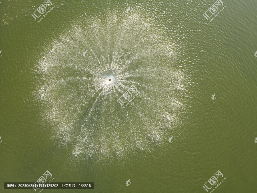 池塘里增氧喷泉水花