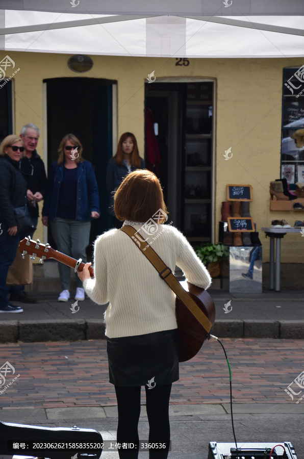 街头艺人弹奏吉他