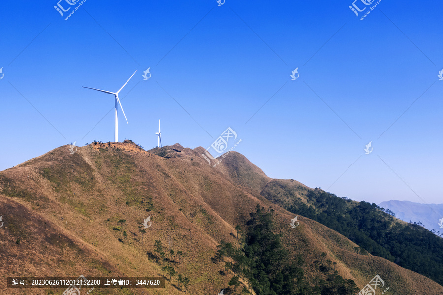 纯蓝天空风力发电大风车山顶