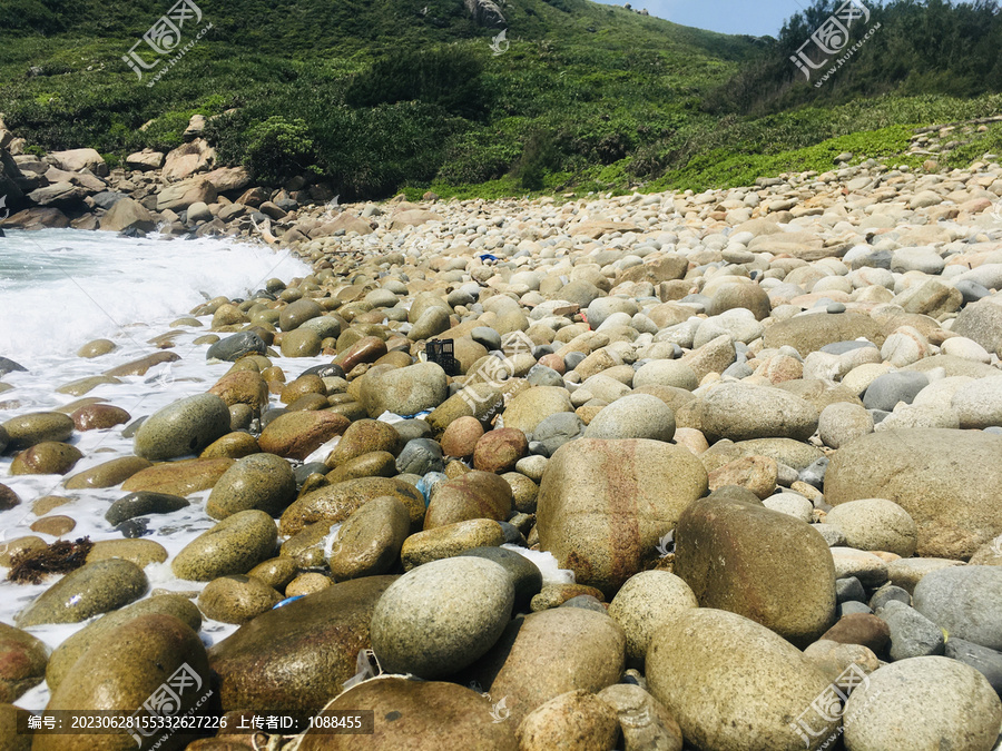 鹅卵石海滩海浪海南