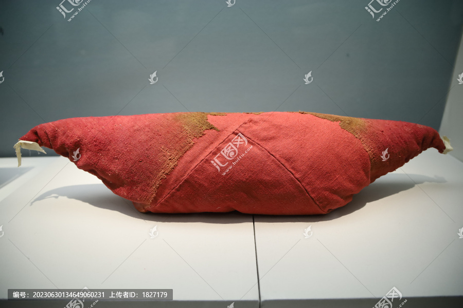 紫红色毛布枕