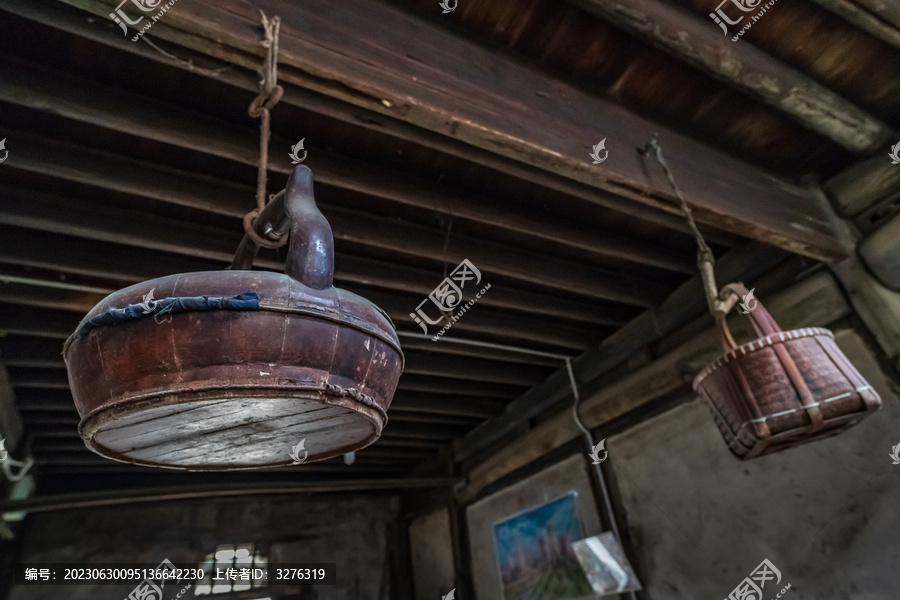 农家屋顶悬挂的厨房器具老物件