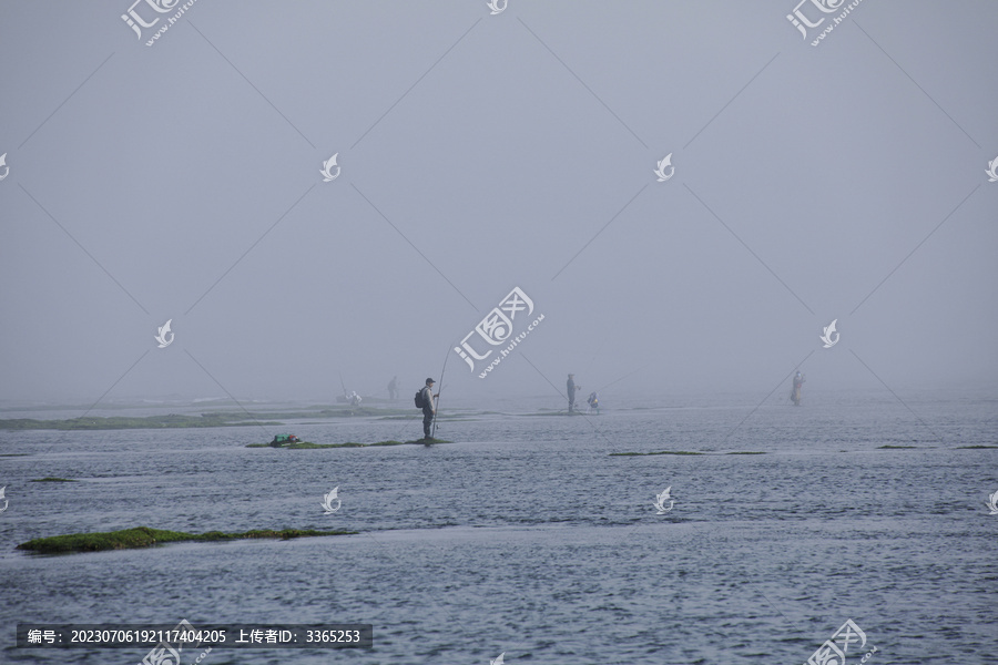 海钓的人们