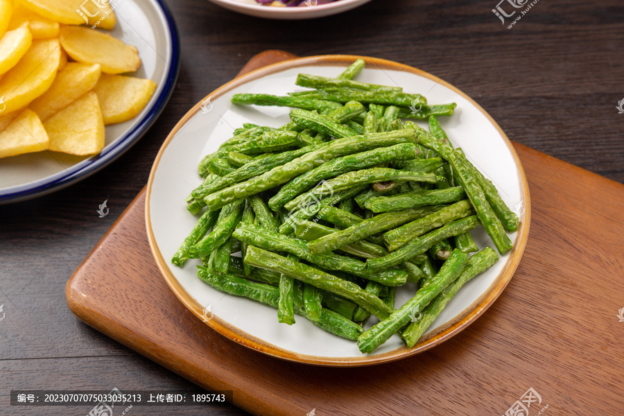 地三鲜食材清炒豆角