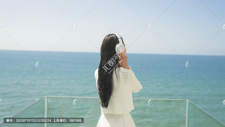 美女海边背景