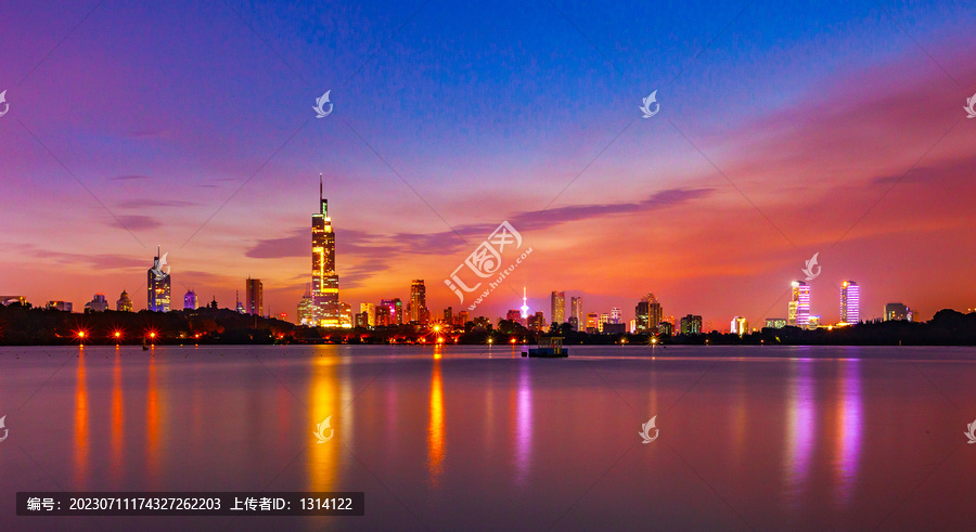 南京玄武湖夜景紫峰大厦