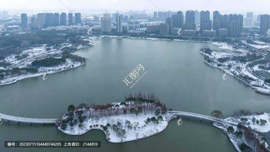 航拍安徽合肥翡翠湖雪景