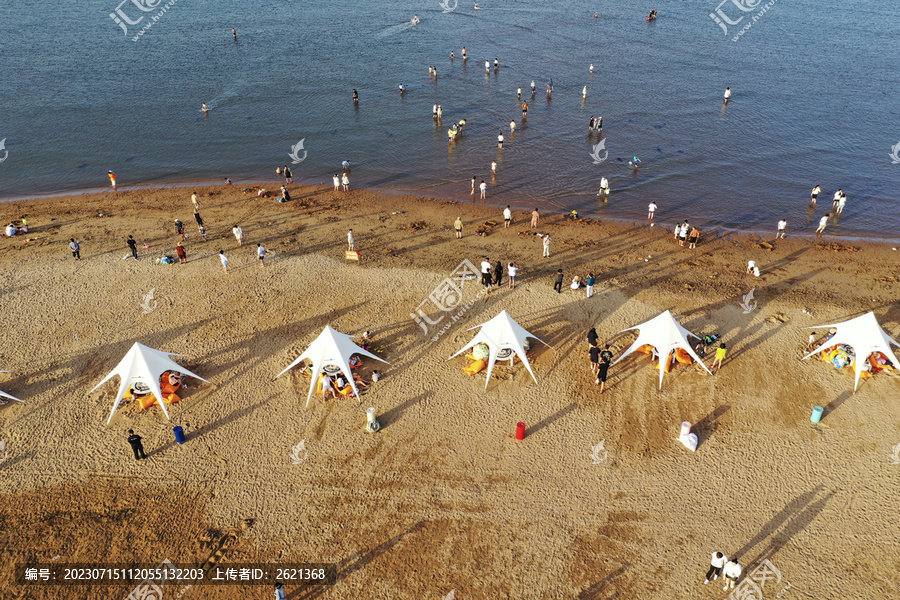 夏日海滩添新姿