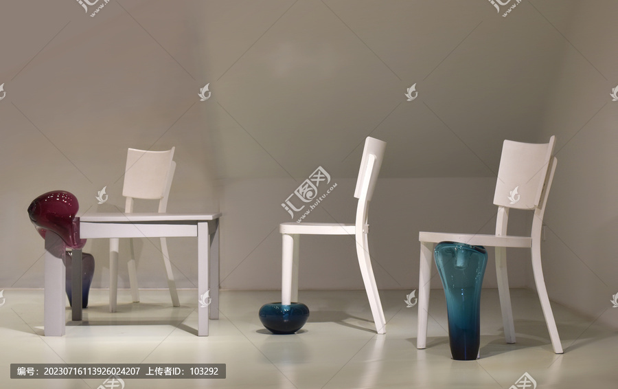 玻璃容器与桌椅的相辅相成