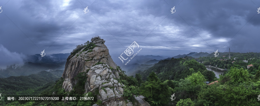 宽幅云雾背景下的鸡公山报晓峰