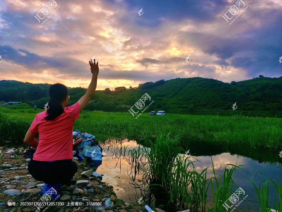 夕阳下女人的背影