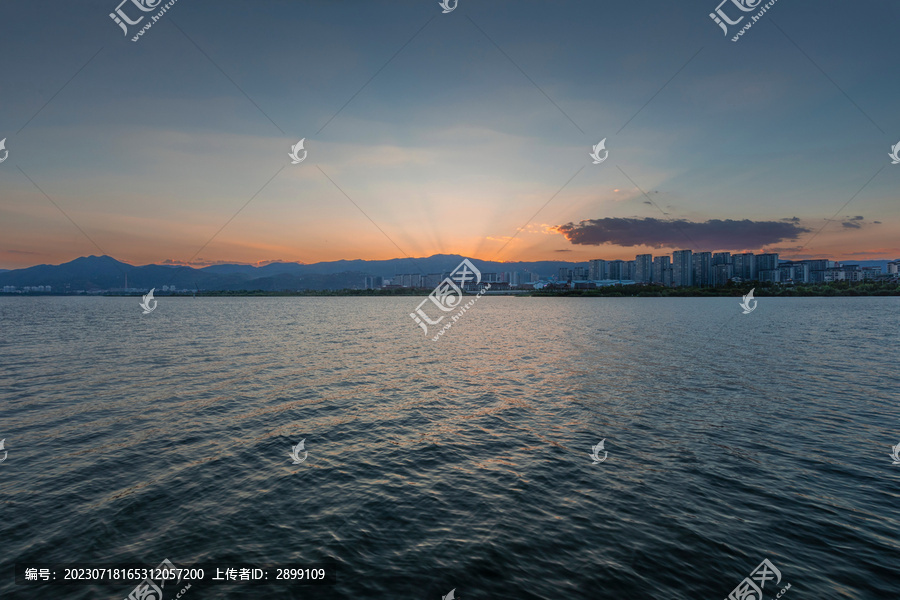 云南昆明滇池日落晚霞城市风景