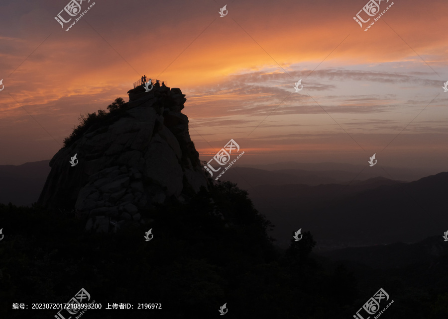 火烧云背景山峰剪影