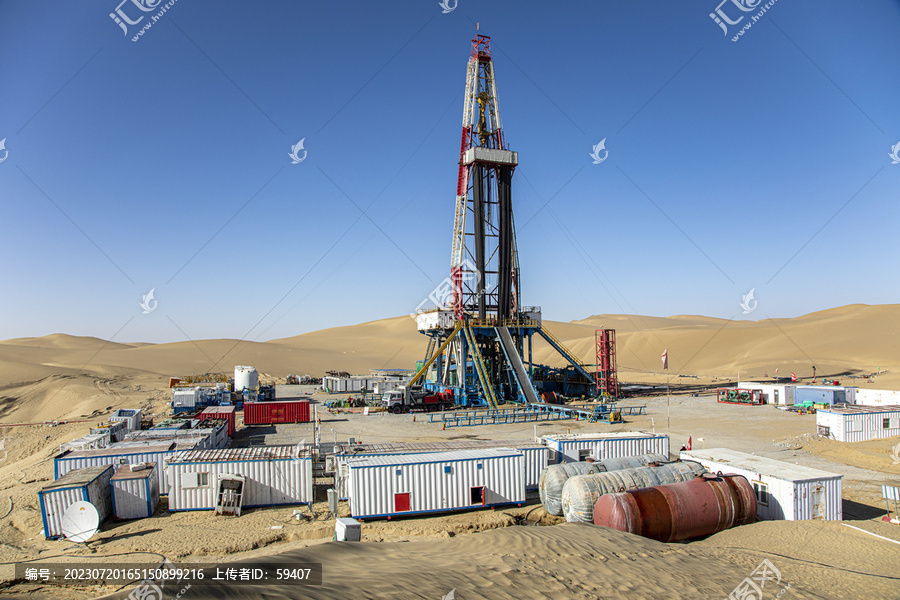 沙漠里的石油钻井队