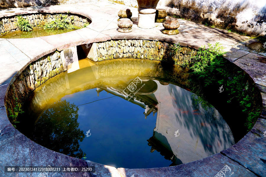 古宅院落水池建筑倒影