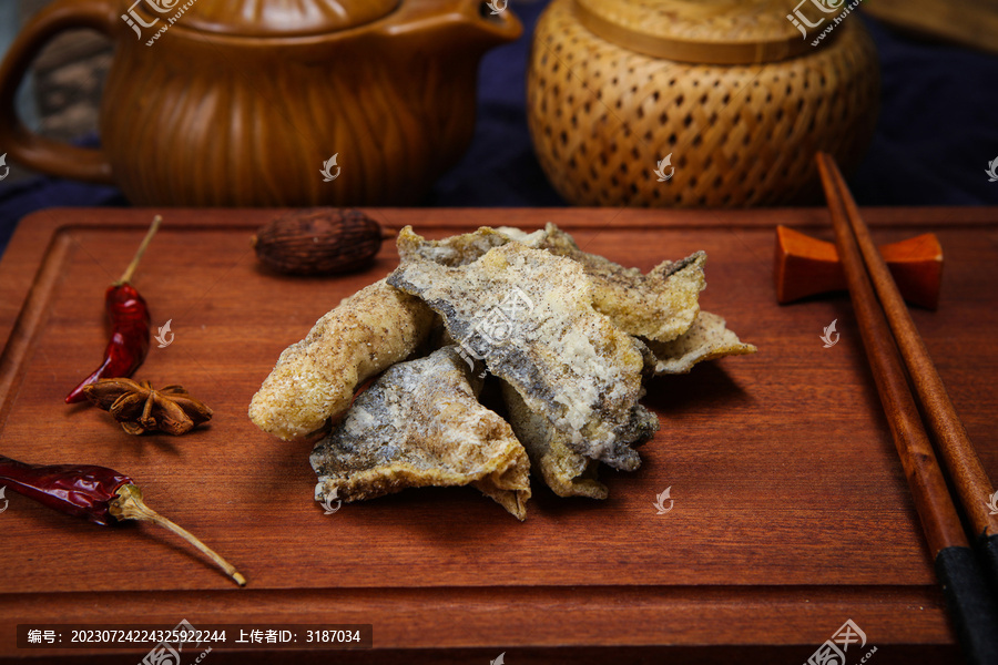 酥脆的炭烧鱼皮