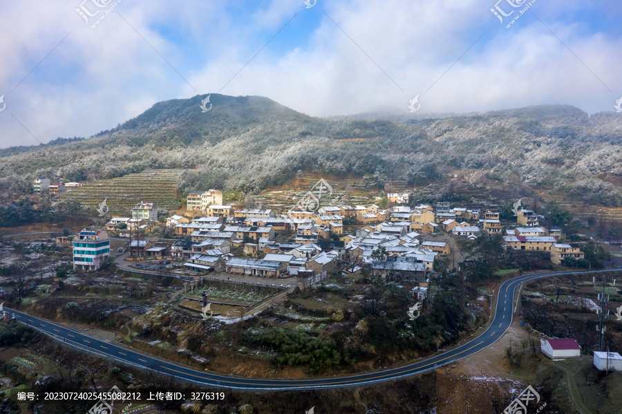 浦江传统古村落登高村雪景航拍