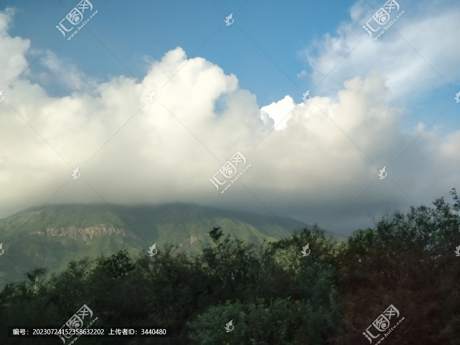 高山云朵蓝天白云自然风光背景