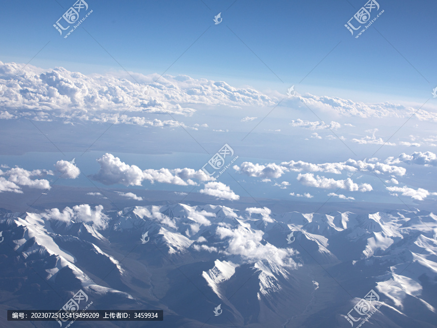 航拍视角下蓝天白云和雪山