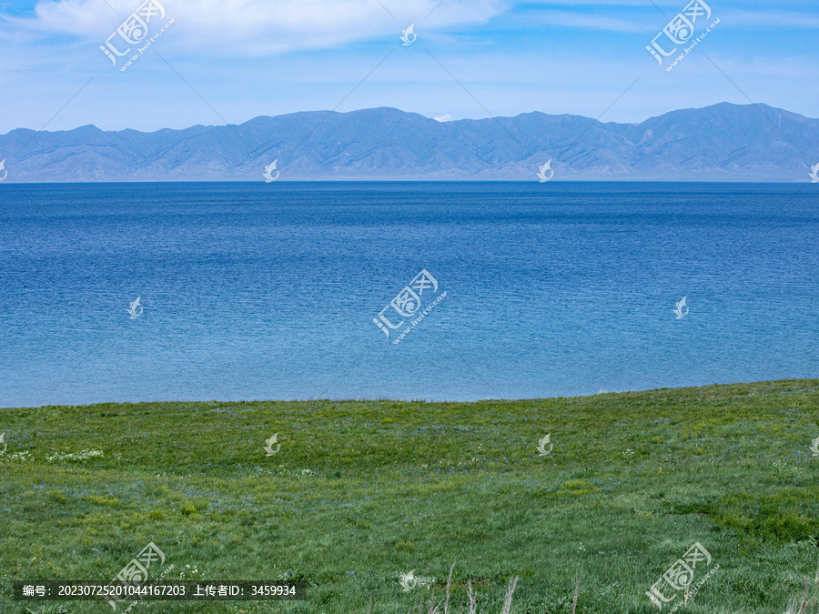 夏天新疆赛里木湖的自然风景