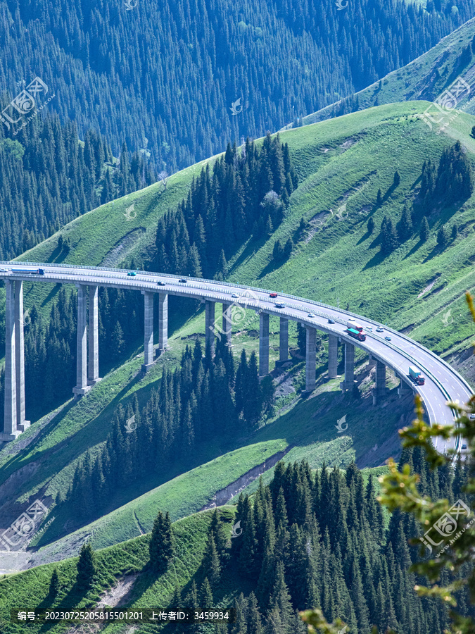 夏天的新疆伊犁果子沟大桥