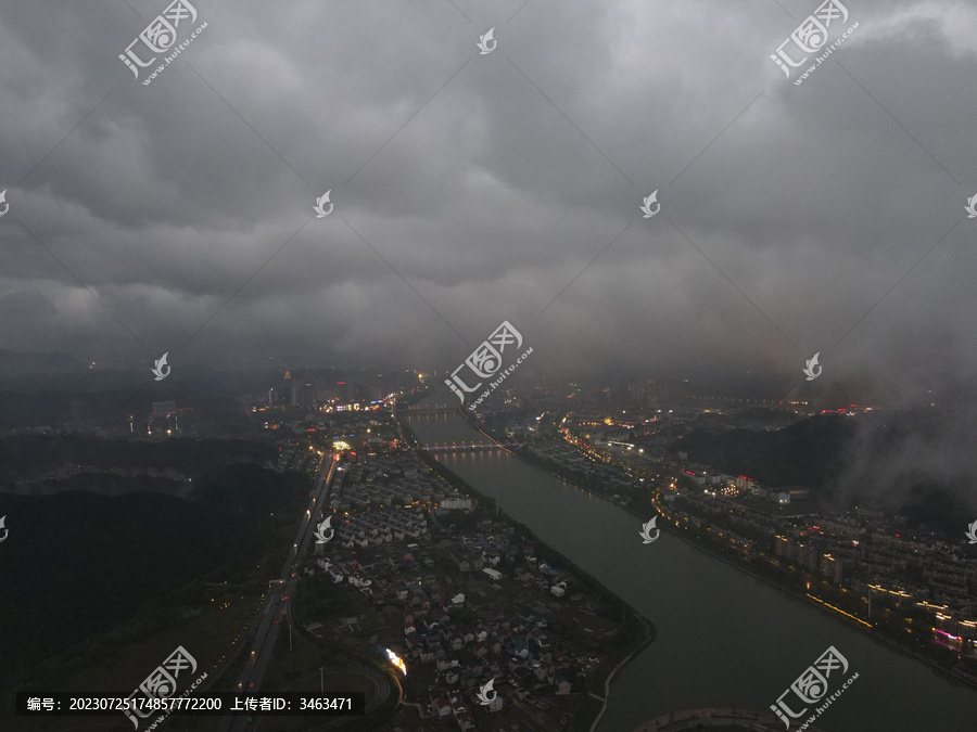 大雾云下的城市都市夜景和河流