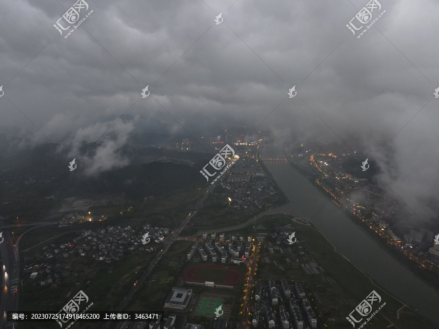 大雾云下的城市建筑夜景和河流