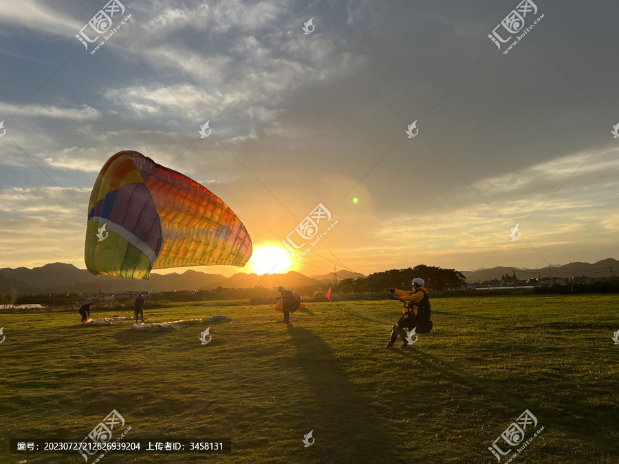 夕阳下的滑翔伞