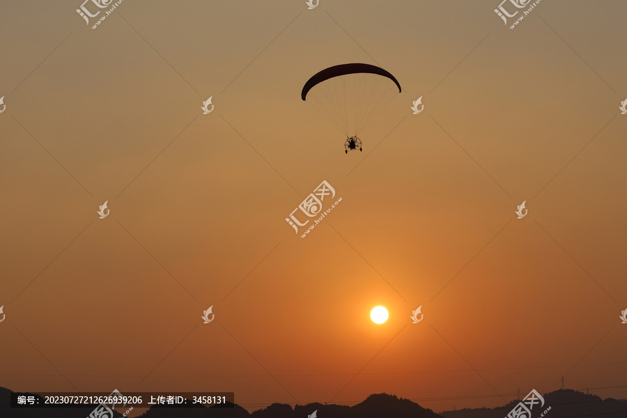 夕阳与动力滑翔伞