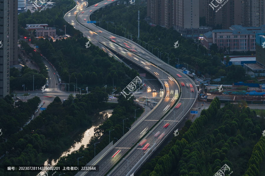 武汉杨泗港快速路高架桥夜景