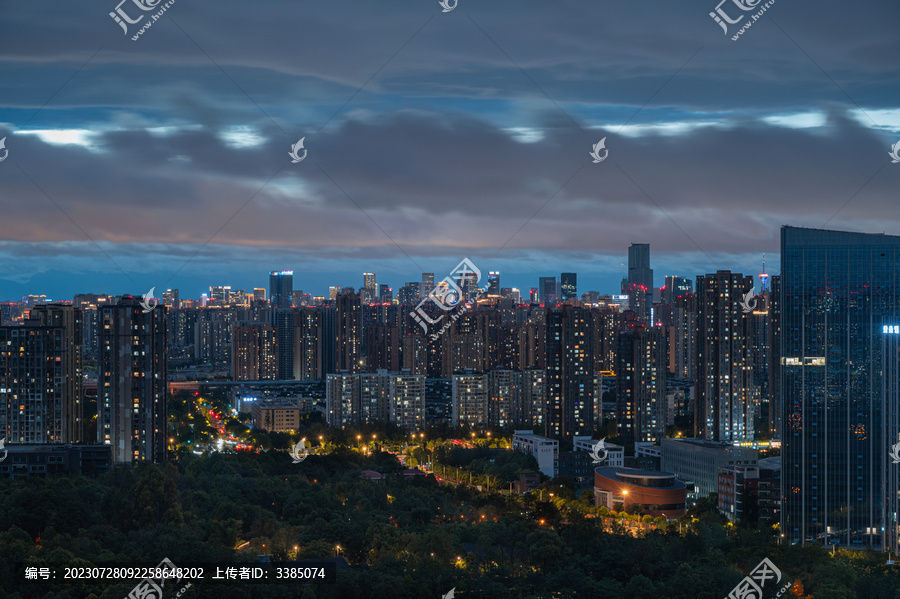 成都暴雨乌云灯火居住建筑照明