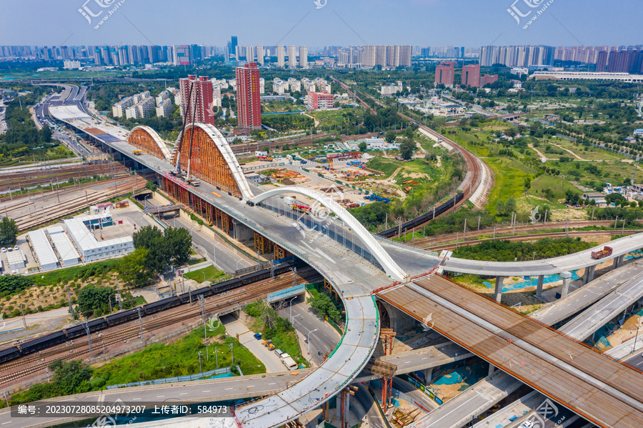 郑州新建彩虹桥合龙跨铁路桥梁