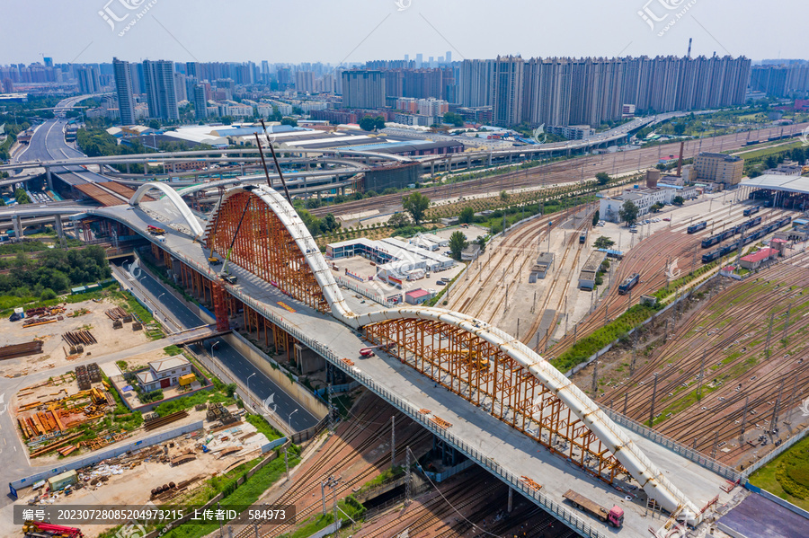 郑州新建彩虹桥合龙跨铁路桥梁