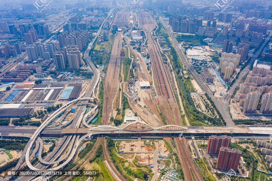 郑州新建彩虹桥合龙跨铁路桥梁