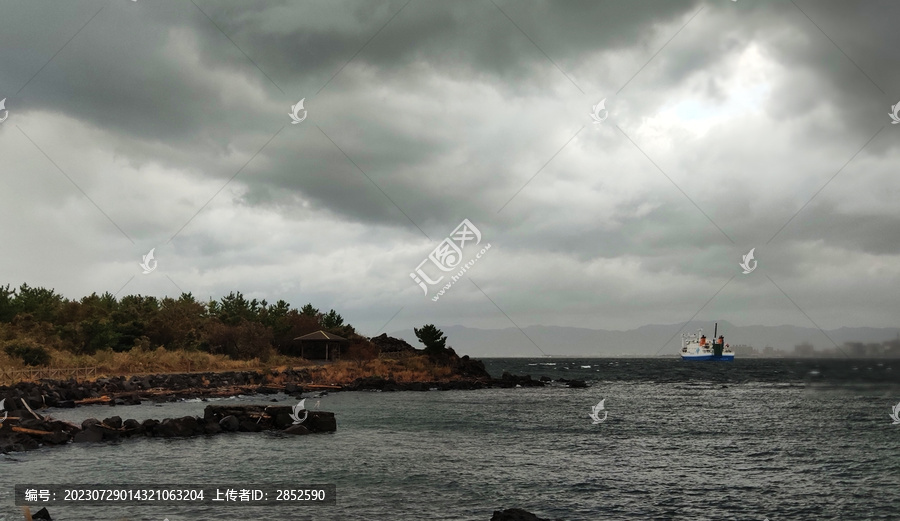 台风后海峡中的轮船