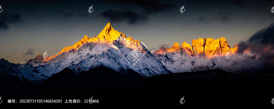 梅里雪山日照金山