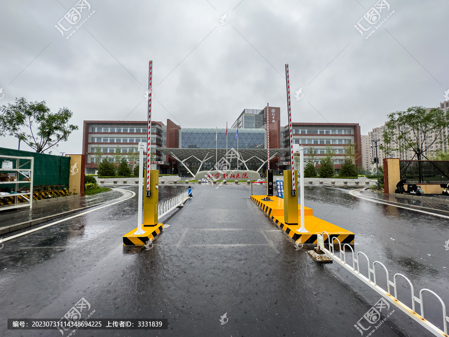 北京朝阳医院雨中特写