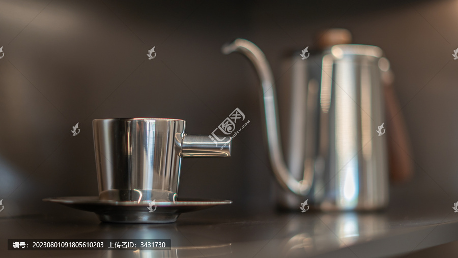 咖啡杯和水壶