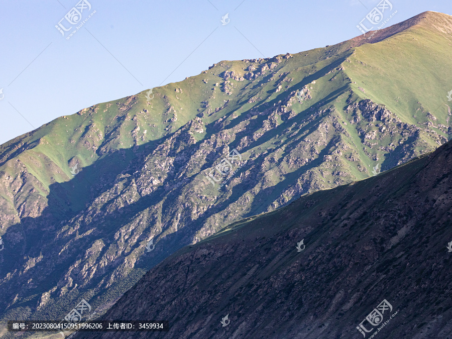 早晨雾气中的高山风景