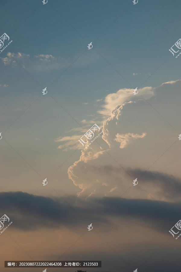 日落时天空中云的低角度视图