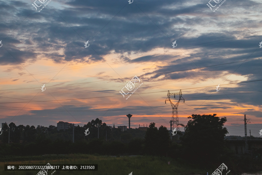 夕阳西下天空衬托树木轮廓