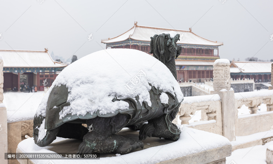 故宫雪景铜龟