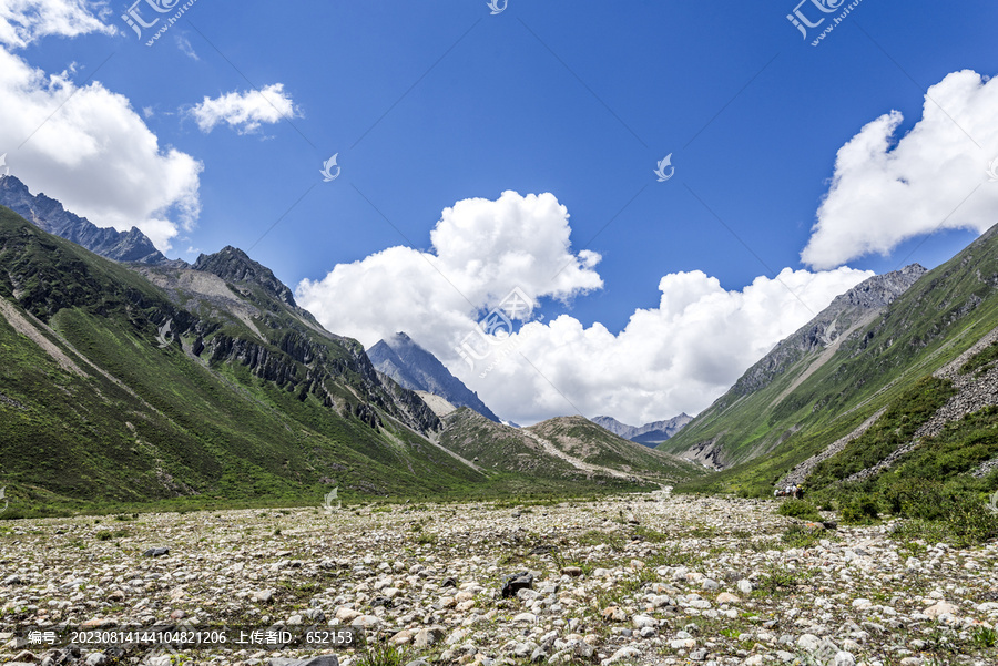 蓝天白云下的高山高原峡谷河滩