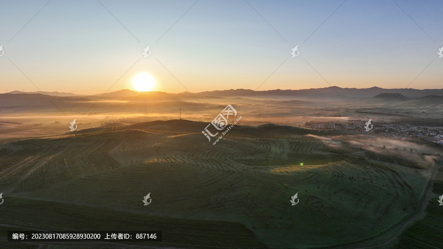 山地草原日出