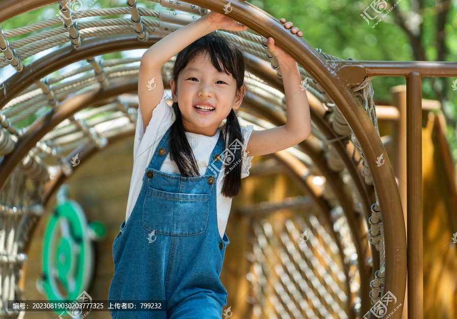 小女孩勇敢钻绳洞