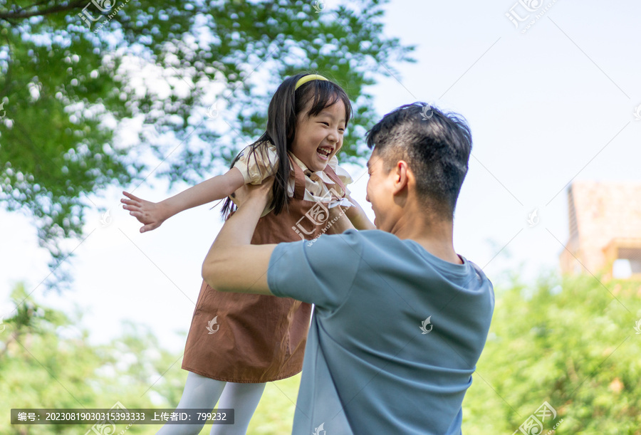 爸爸抱起女儿张开双臂转圈旋转