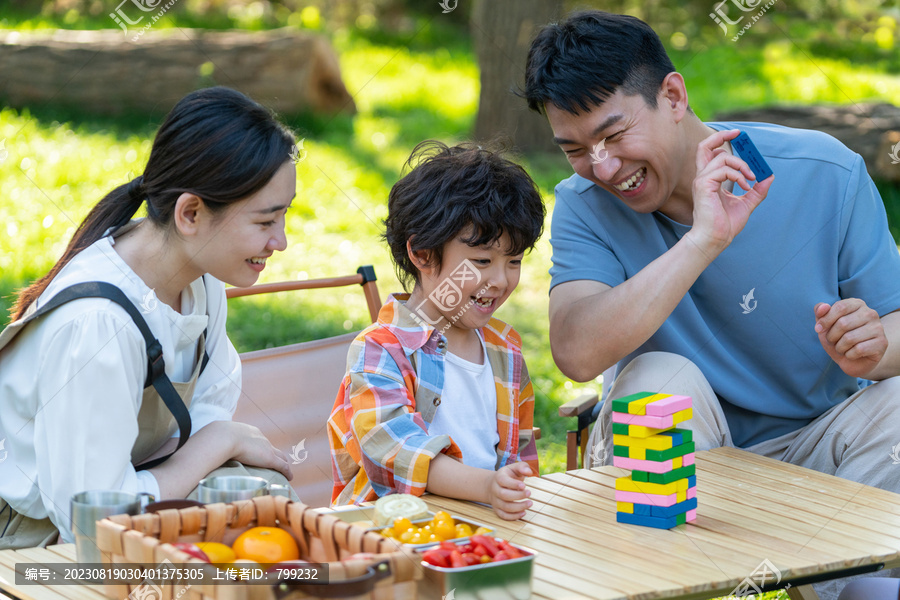 一家四口在露营地玩游戏开心欢呼庆祝